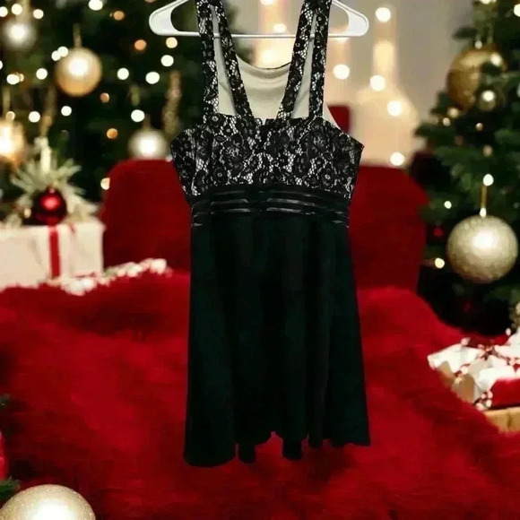 Elegant Black Lace Dress Size 15 with small flaw - Picture 2 of 4